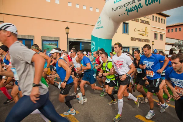 Corralejo - Kasım 03: Koşucular başlangıç Forth olaraktan at yarışı — Stok fotoğraf