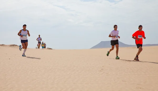 CORRALEJO - 03 DE NOVIEMBRE: Participantes corriendo en las dunas de Fo — Foto de Stock