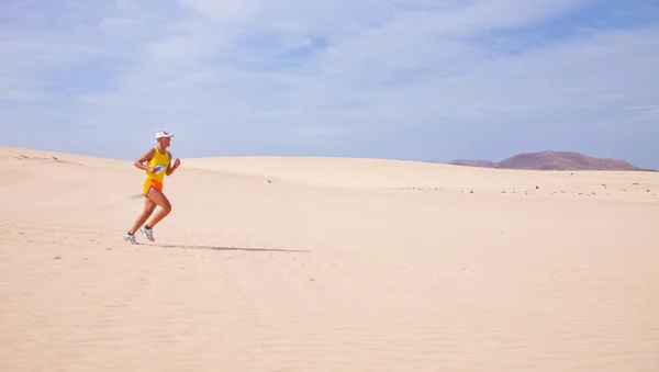 CORRALEJO - 03 DE NOVIEMBRE: Participantes corriendo en las dunas de Fo — Foto de Stock