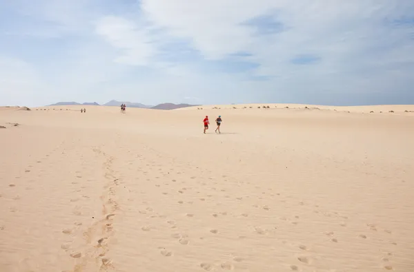 CORRALEJO - NOVEMBER 03: Participants running in the dunes at Fo — Stock Photo, Image