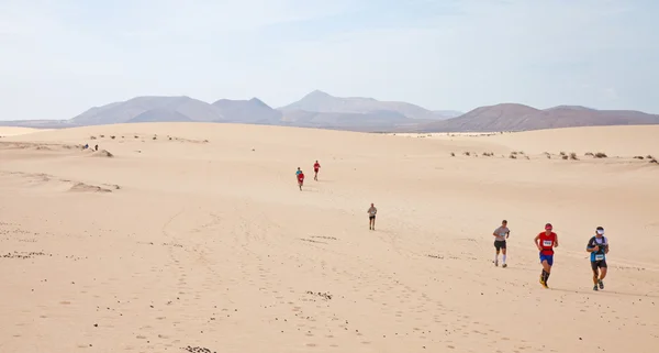 Corralejo - 03 November: Deelnemers uitgevoerd in de duinen bij Fo — Stockfoto