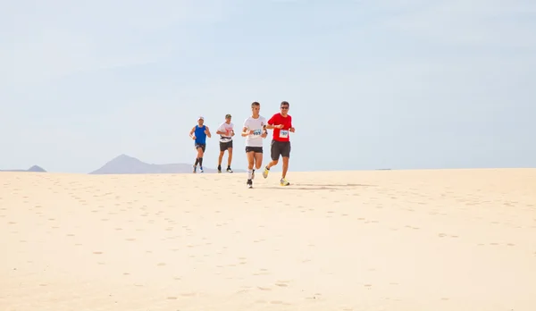 CORRALEJO - NOVEMBER 03: Participants running in the dunes at Fo — Stock Photo, Image