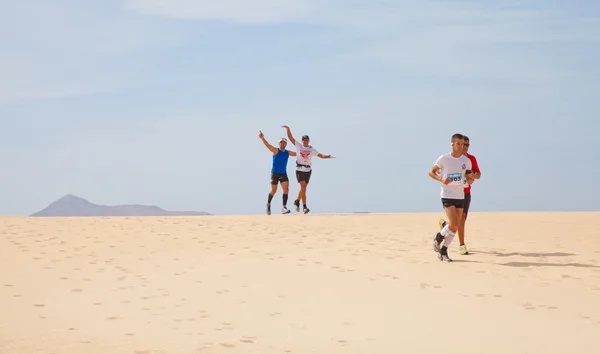 CORRALEJO - NOVEMBRO 03: Participantes correndo nas dunas de Fo — Fotografia de Stock