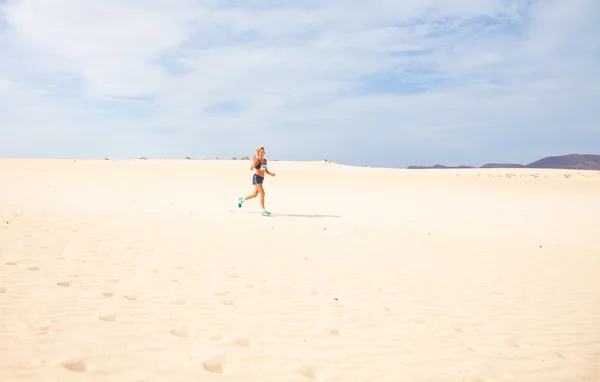 Corralejo - 03 Νοεμβρίου: Οι συμμετέχοντες τρέχουν στους αμμόλοφους στο φο — Φωτογραφία Αρχείου