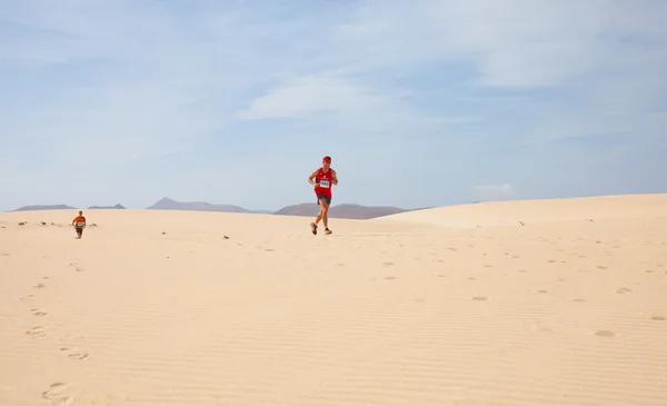 CORRALEJO - NOVEMBER 03: Participants running in the dunes at Fo — Stock Photo, Image
