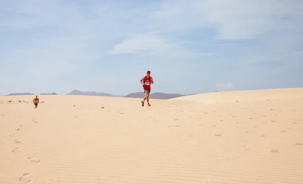 Corralejo - 03 листопада: Учасники працює на дюнах в Fo — стокове фото