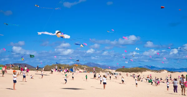 Fuerteventura, spanien - november 09: schulkinder fliegen kleine rosa k — Stockfoto