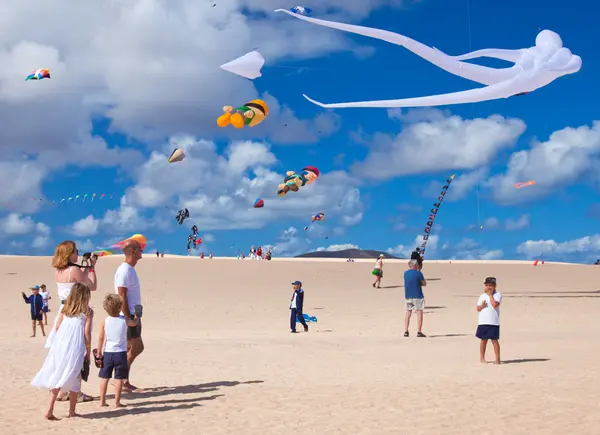 FUERTEVENTURA, ESPAGNE - 09 NOVEMBRE : Les téléspectateurs regardent depuis le groun — Photo