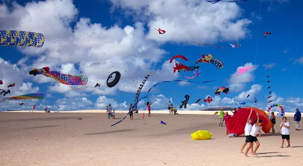 Fuerteventura, spanien - november 09: schulkinder fliegen kleine rosa k — Stockfoto