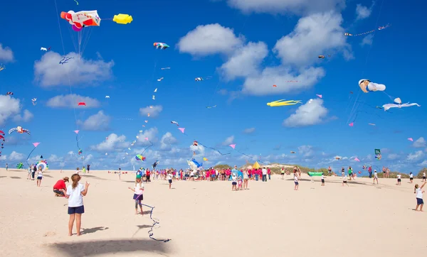 FUERTEVENTURA, ESPANHA - NOVEMBRO 09: Escolares voam pouco rosa k — Fotografia de Stock