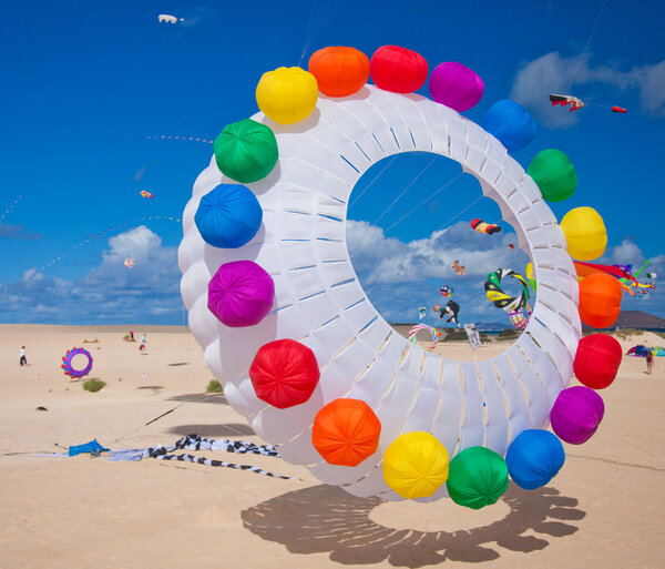 ФУЭРТЕВЕНТ, ИСПАНИЯ - НОЯБРЬ 10: Зрители наблюдают за происходящим с трибун
