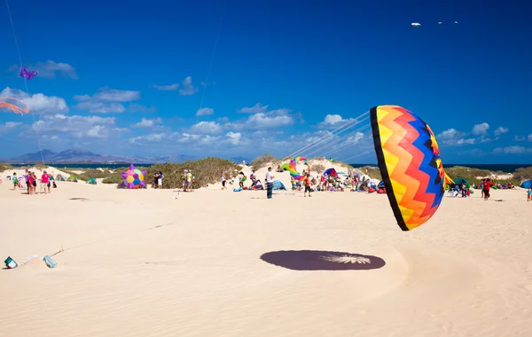 FUERTEVENTURA, ESPANHA - NOVEMBRO 10: Os espectadores assistem a partir do groun — Fotografia de Stock