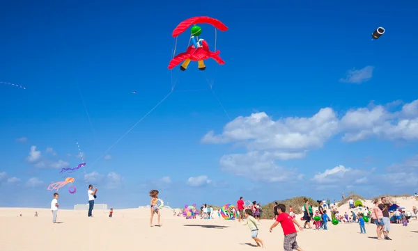 Fuerteventura, Španělsko - 10. listopadu: Diváci sledovat z vhodná — Stock fotografie