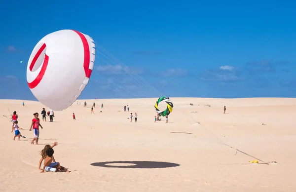 Fuerteventura, Spanje - 10 november: kinderen proberen te vangen een van — Stockfoto