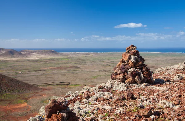 Röd vulkanisk sten cairn i utkanten av calderon hondo — Stockfoto