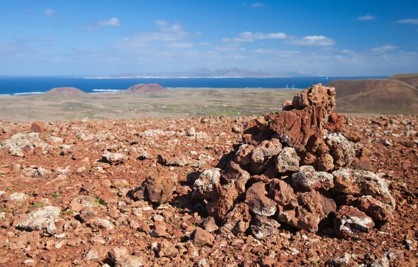 Red volcanic rock cairn on the edge of Calderon Hondo — Stock Photo, Image