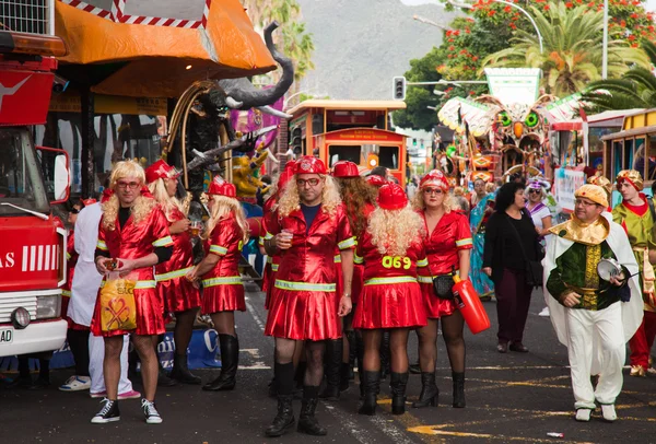 Santa cruz, spanien - 12. februar: die teilnehmer bereiten und montieren — Stockfoto