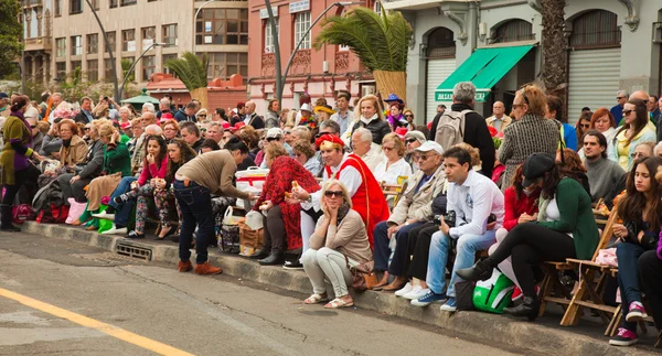 Santa cruz, Španělsko - 12. února: diváky čeká na karneval — Stock fotografie