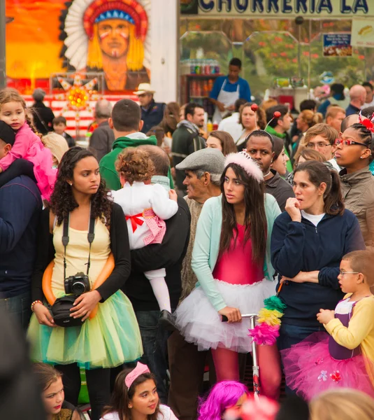 SANTA CRUZ, SPAIN - February 12: dressed-up audience awaiting t — Stock Photo, Image