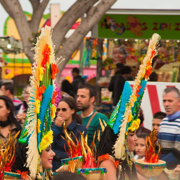 SANTA CRUZ, SPAIN - February 12: dressed-up audience and parade — Stock Photo, Image