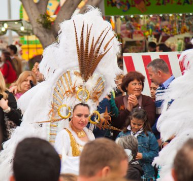 Santa cruz, İspanya - 12 Şubat: parade katılımcıların renkli