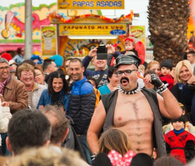 Santa cruz, İspanya - 12 Şubat: parade katılımcıların renkli