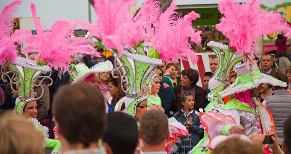 SANTA CRUZ, ESPAÑA - 12 de febrero: Desfile de participantes en colorido — Foto de Stock