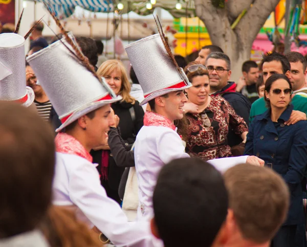 Santa cruz, spanien - 12. februar: parade teilnehmer in bunten — Stockfoto
