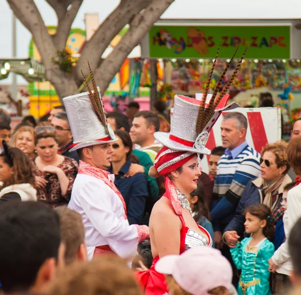 Santa cruz, Spanje - 12 februari: deelnemers in kleurrijke parade — Stockfoto