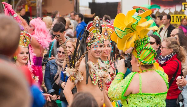 Santa cruz, Spanje - 12 februari: deelnemers in kleurrijke parade — Stockfoto