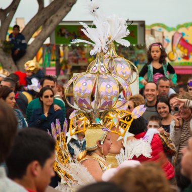 Santa cruz, İspanya - 12 Şubat: parade katılımcıların renkli