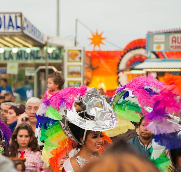 Santa cruz, Spanje - 12 februari: deelnemers in kleurrijke parade — Stockfoto