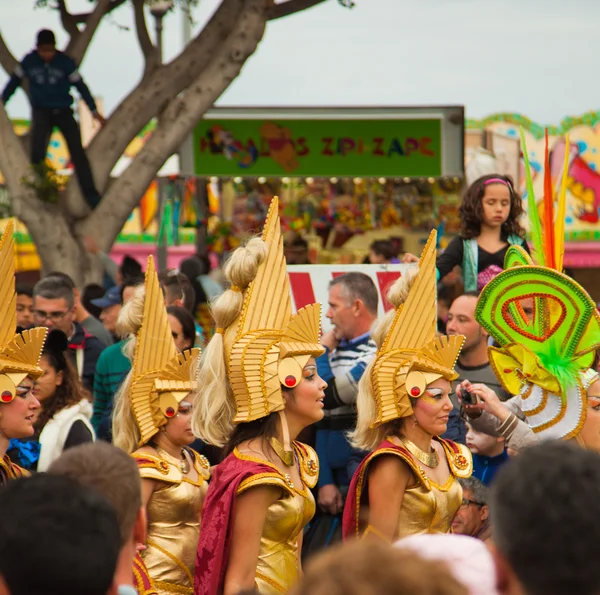 SANTA CRUZ, ESPANHA - 12 de fevereiro: Parada de participantes coloridos — Fotografia de Stock