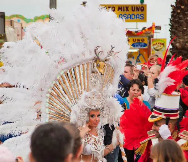Santa cruz, Spanje - 12 februari: deelnemers in kleurrijke parade — Stockfoto
