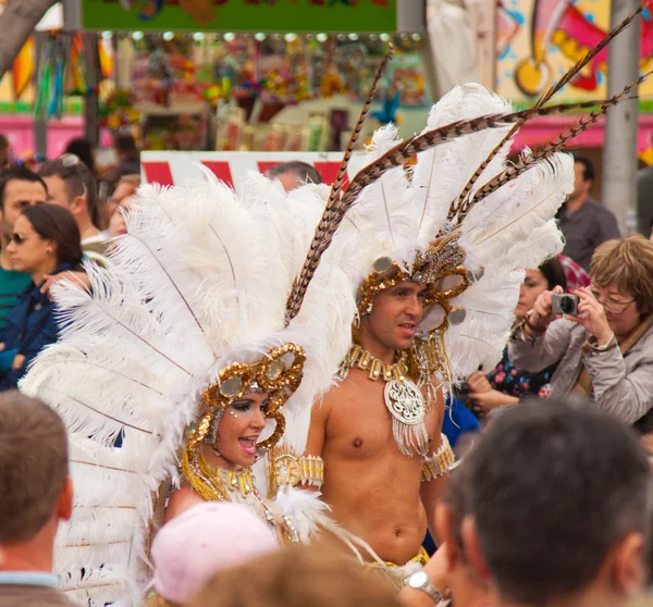 SANTA CRUZ, ESPAÑA - 12 de febrero: Desfile de participantes en colorido —  Fotos de Stock