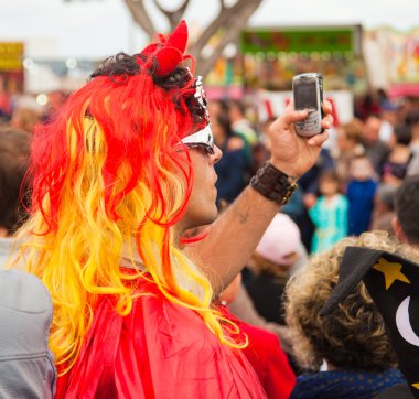 Santa cruz, İspanya - 12 Şubat: parade katılımcıların renkli