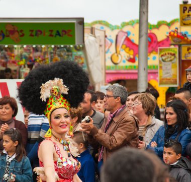 Santa cruz, İspanya - 12 Şubat: parade katılımcıların renkli