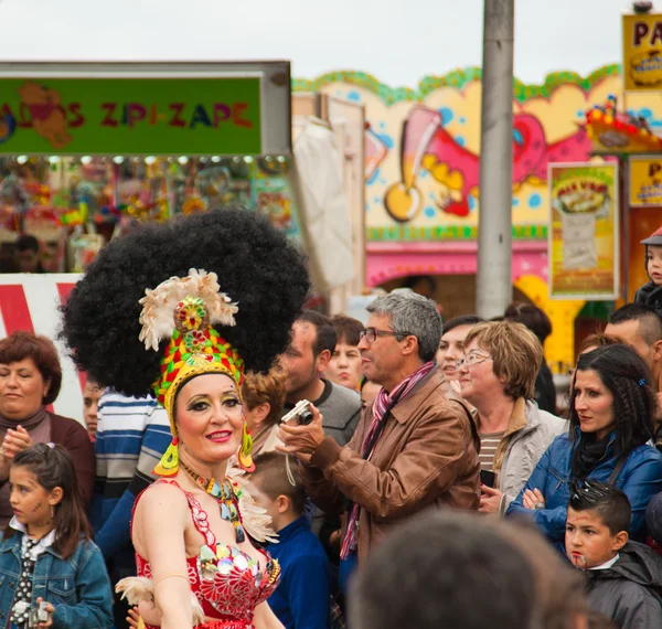 Santa cruz, Spanje - 12 februari: deelnemers in kleurrijke parade — Stockfoto