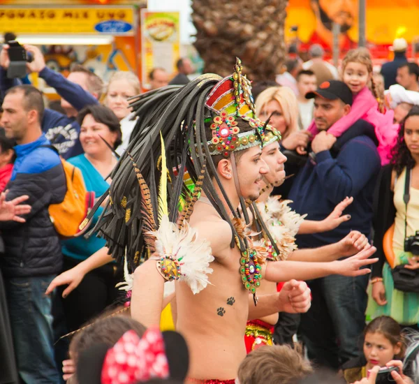 SANTA CRUZ, ESPAGNE - 12 février : Des participants au défilé en couleurs — Photo