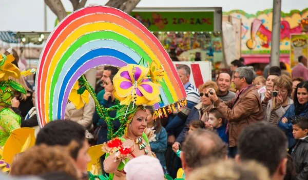 Santa cruz, Spanje - 12 februari: deelnemers in kleurrijke parade — Stockfoto