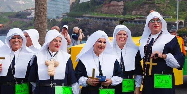 PUERTO DE LA CRUZ, ESPANHA - 16 de fevereiro: os participantes se preparam e — Fotografia de Stock