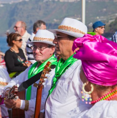 Puerto de la cruz, İspanya - 16 Şubat: rengarenk giyimli parti