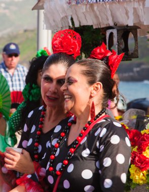 Puerto de la cruz, İspanya - 16 Şubat: rengarenk giyimli parti