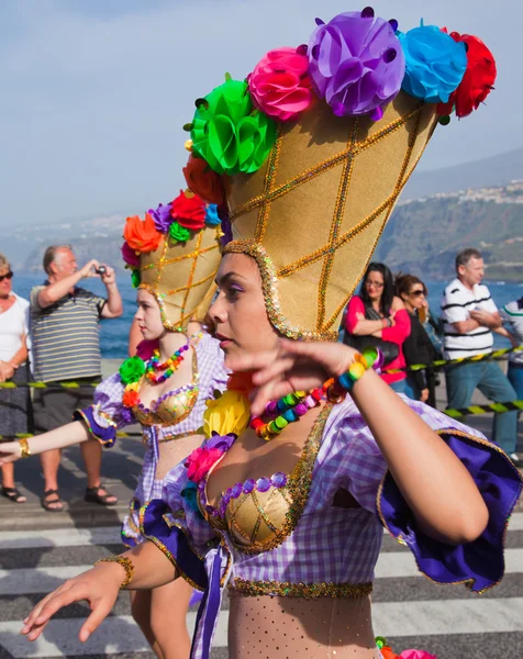 PUERTO DE LA CRUZ, ESPANHA - 16 de fevereiro: Colorfully dressed parti — Fotografia de Stock