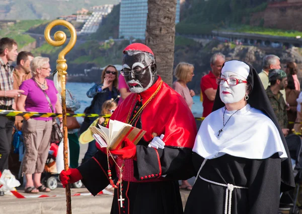 Puerto de la cruz, Spanje - 16 februari: kleurrijk geklede parti — Stockfoto