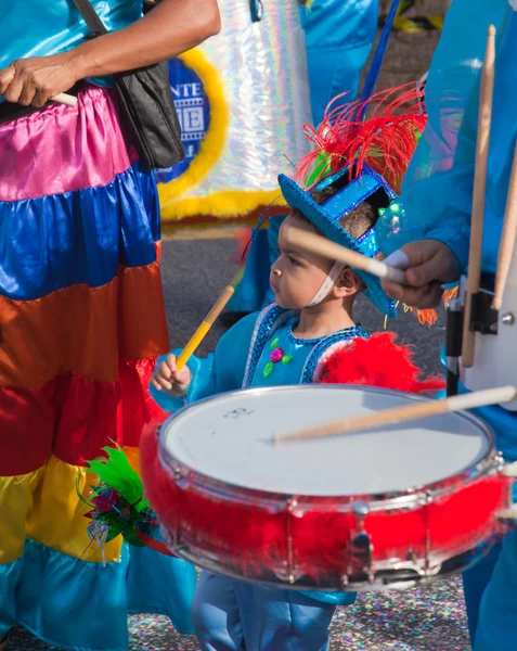 PUERTO DE LA CRUZ, SPAIN - 16. februar: Colorfult kledd parti – stockfoto