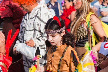 Puerto de la cruz, İspanya - 16 Şubat: rengarenk giyimli parti