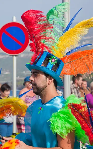 Puerto de la cruz, İspanya - 16 Şubat: rengarenk giyimli parti — Stok fotoğraf