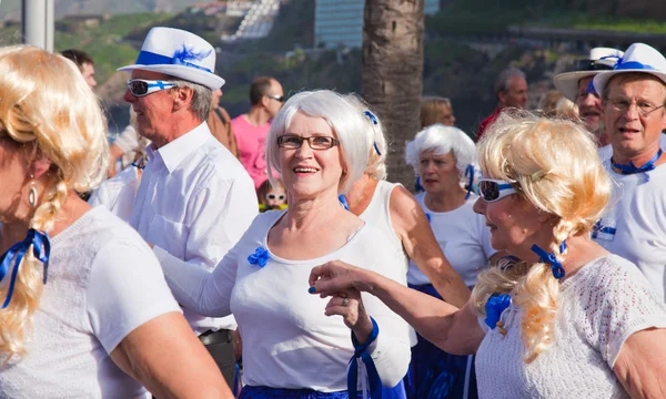 Puerto de la cruz, Spanje - 16 februari: kleurrijk geklede parti — Stockfoto