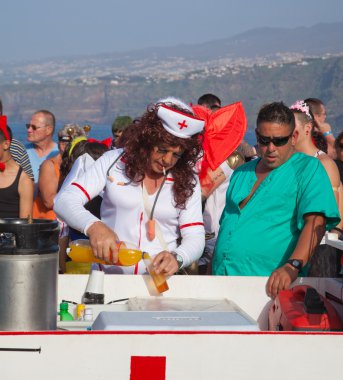 Puerto de la cruz, İspanya - 16 Şubat: rengarenk giyimli parti